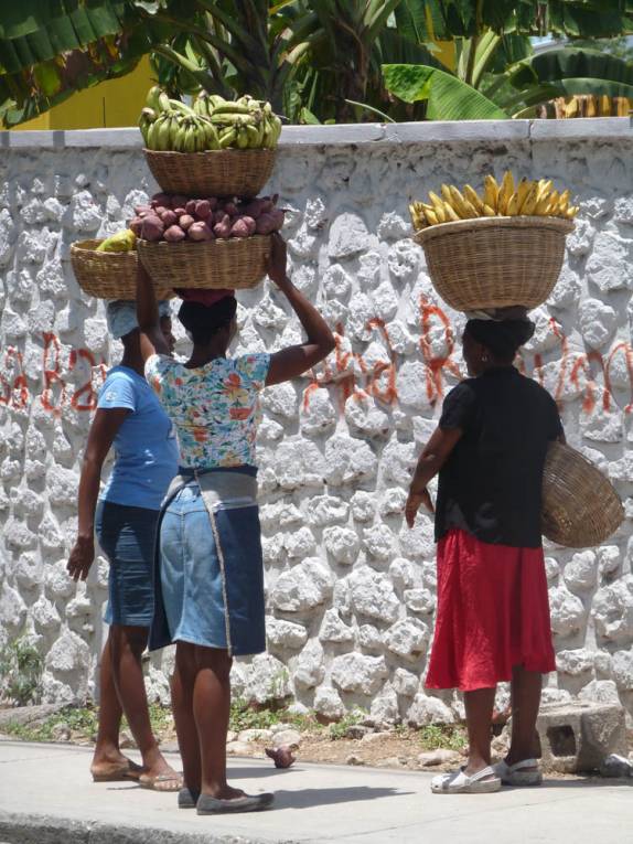 Muito equilíbrio nas ruas de Pétion-Ville, bairro mais chique da capital Port-au-Prince, no Haiti